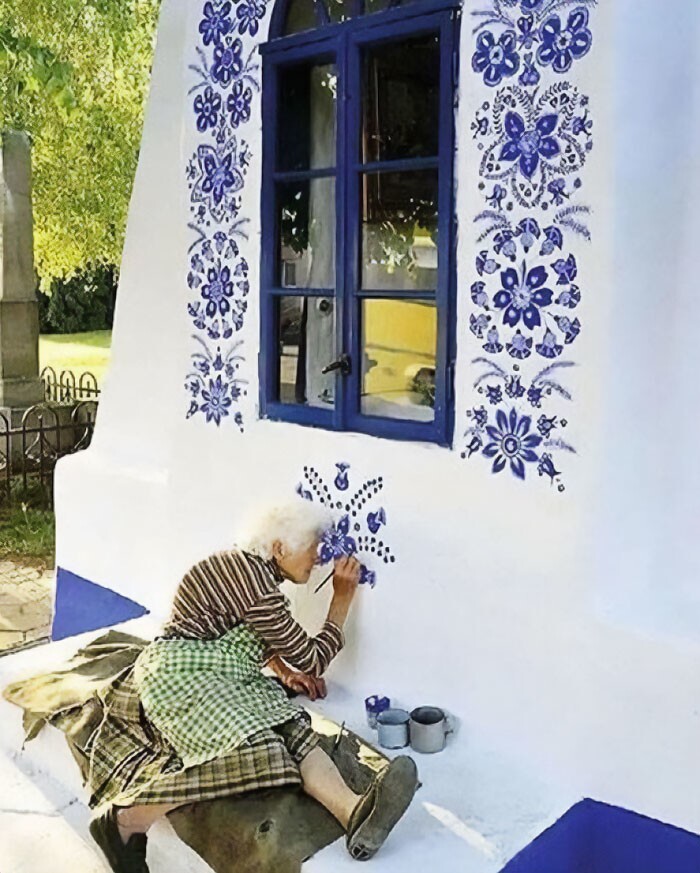 4. 94-летняя Агнес Каспаркова из Чехии превратила свою маленькую деревню в художественную галерею