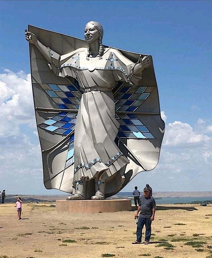 1. Эта 15-метровая скульптура была открыта в Южной Дакоте, США. Она называется «Достоинство» и создана Дейлом Ламфером в честь женщин племени сиу
