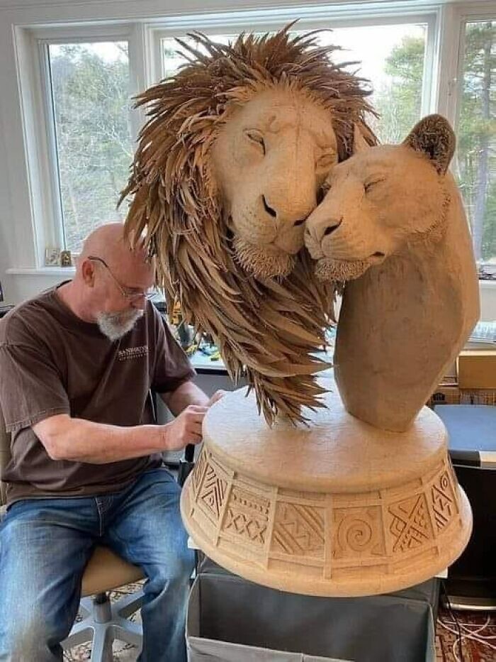 22. Эта скульптура влюбленной пары львов в натуральную величину целиком создана из картона, за исключением деревянного основания