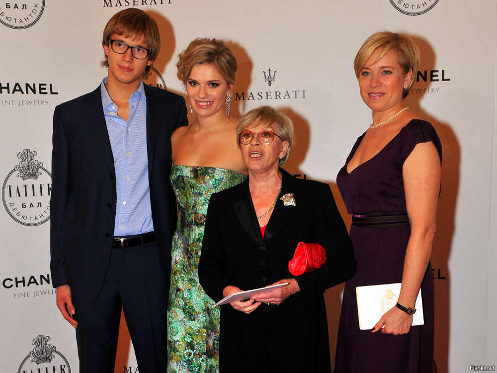 Алиса Фрейндлих с дочерью Варварой и внуками