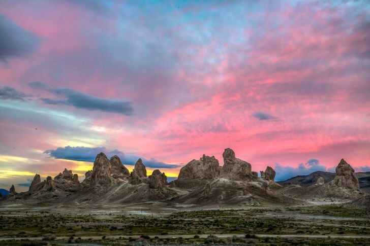 11. Trona Pinnacles в пустыне Калифорнии с более чем 500 столбами из известняка выросли из пересохшего озера Сёрлс