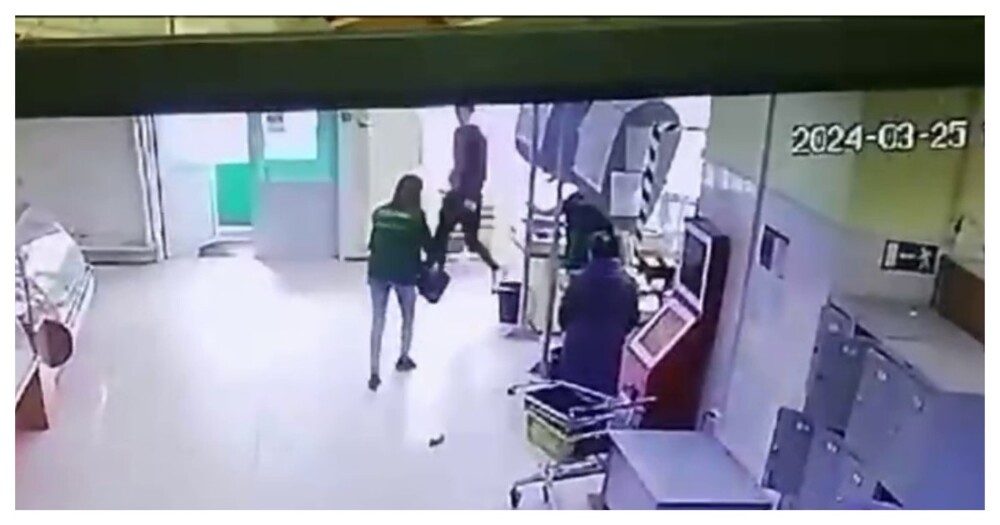 Неизвестный мужчина напал на покупателей и сотрудников магазина