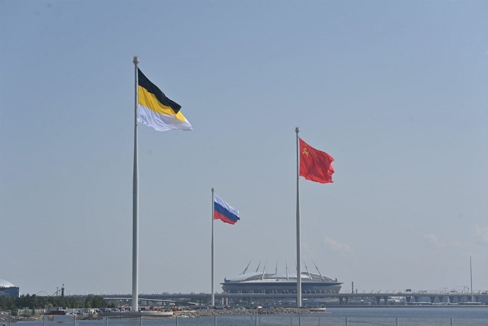 "Давай, иди отсюда!": в Измайловском Кремле у студенток отобрали флаг Российской Империи