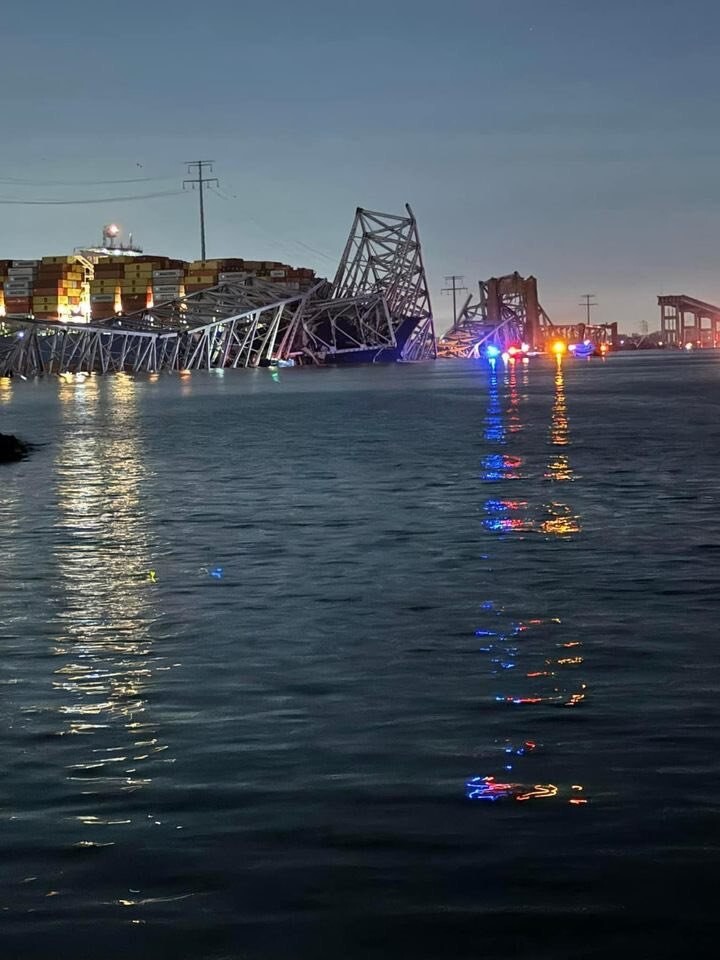 Целый мост обрушился после того, как в него врезалось судно