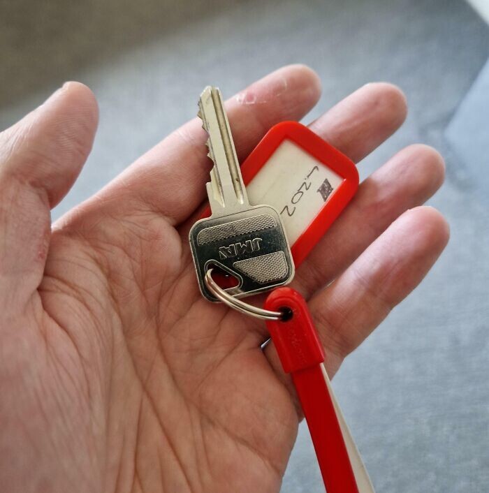8. "Я 10 лет был бездомным. Наконец, держу в руках ключи от моей первой арендованной квартиры"