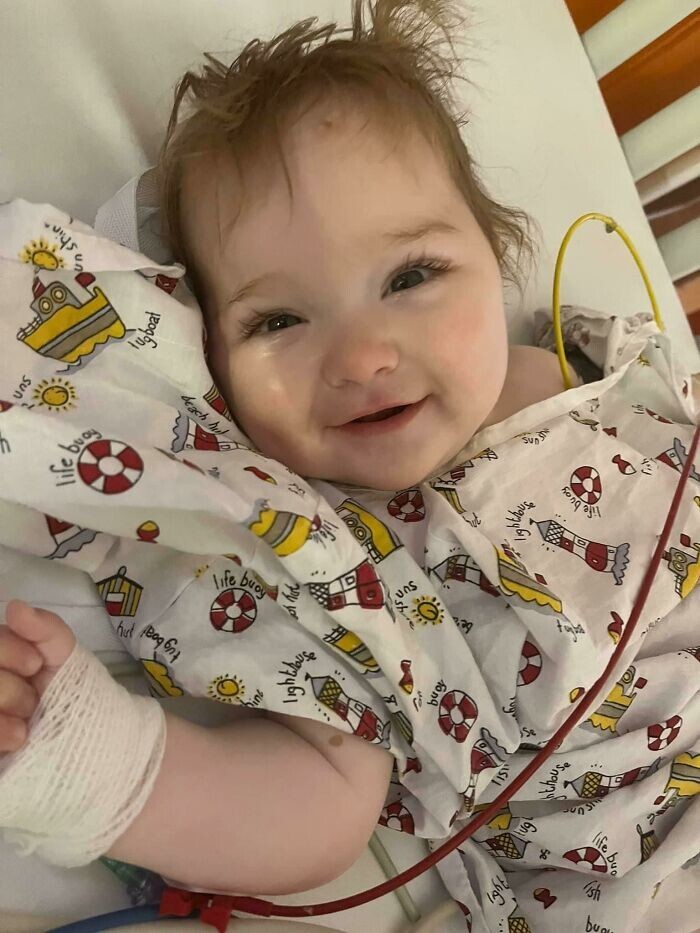 9. "Моя 8-месячная дочь проснулась с улыбкой после операции на мозге"