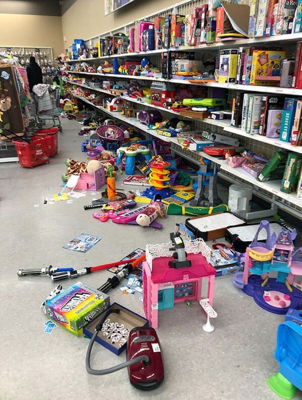 8. "Родители! Магазин - не детская площадка. Убирайте игрушки за своими детьми!"