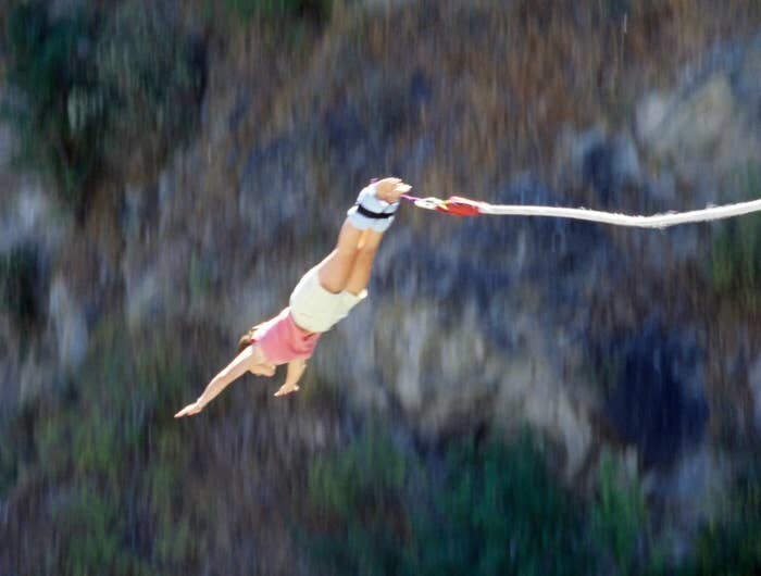 1. «Девочка-подросток, которая невовремя прыгнула с тарзанки в Испании. Вместо 'No jump!' ("Не прыгай") она услышала 'Now jump!' ("Теперь прыгай")...»