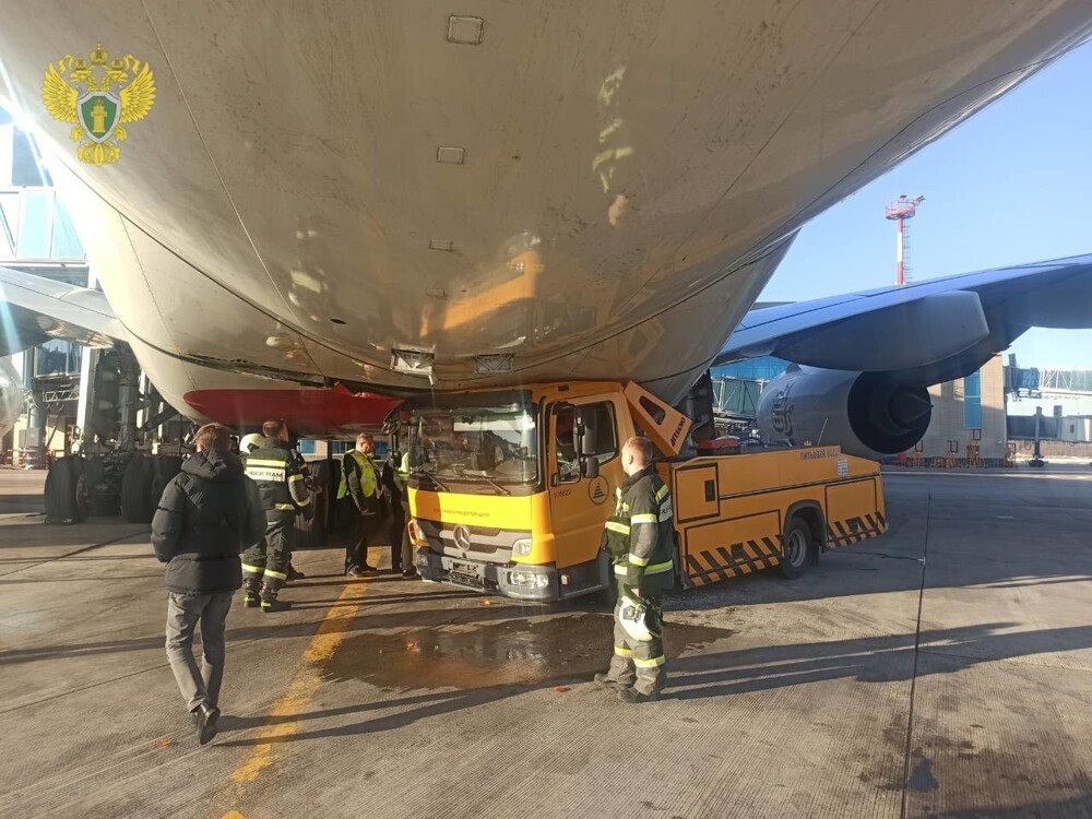 Водовоз столкнулся с самолётом в аэропорту Домодедово