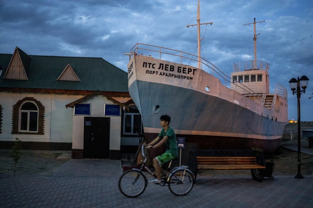 Аральское море почти исчезло, но в маленьких городах и деревнях есть признаки жизни