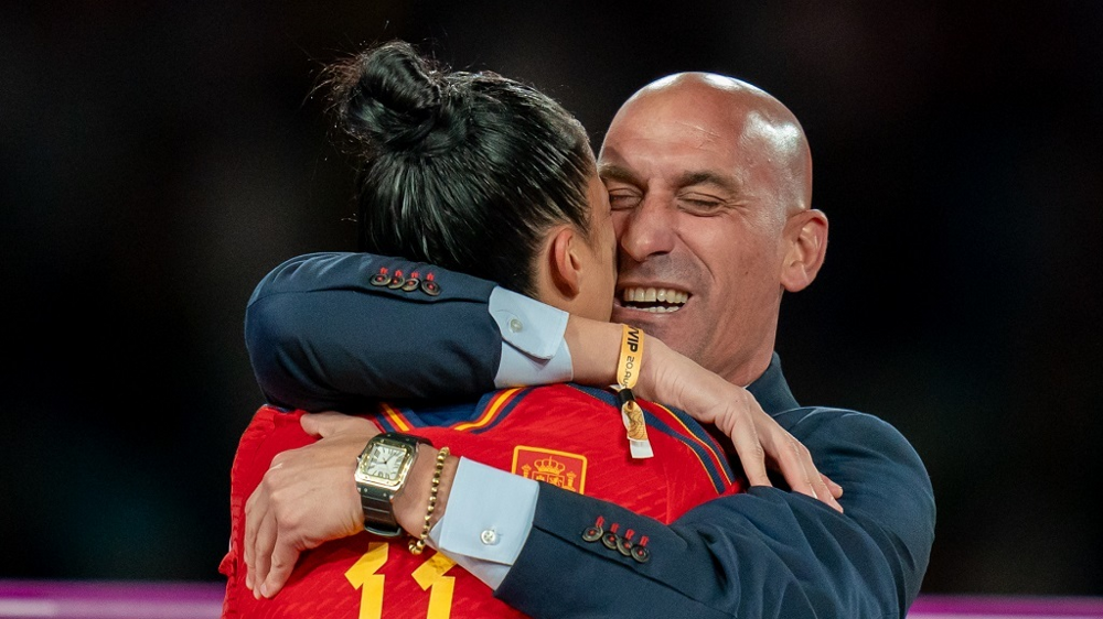 «Акт импульсивного сексизма»: глава футбольной федерации Испании поцеловал футболистку после победы на чемпионате мира, и теперь ему грозит 2,5 года тюрьмы