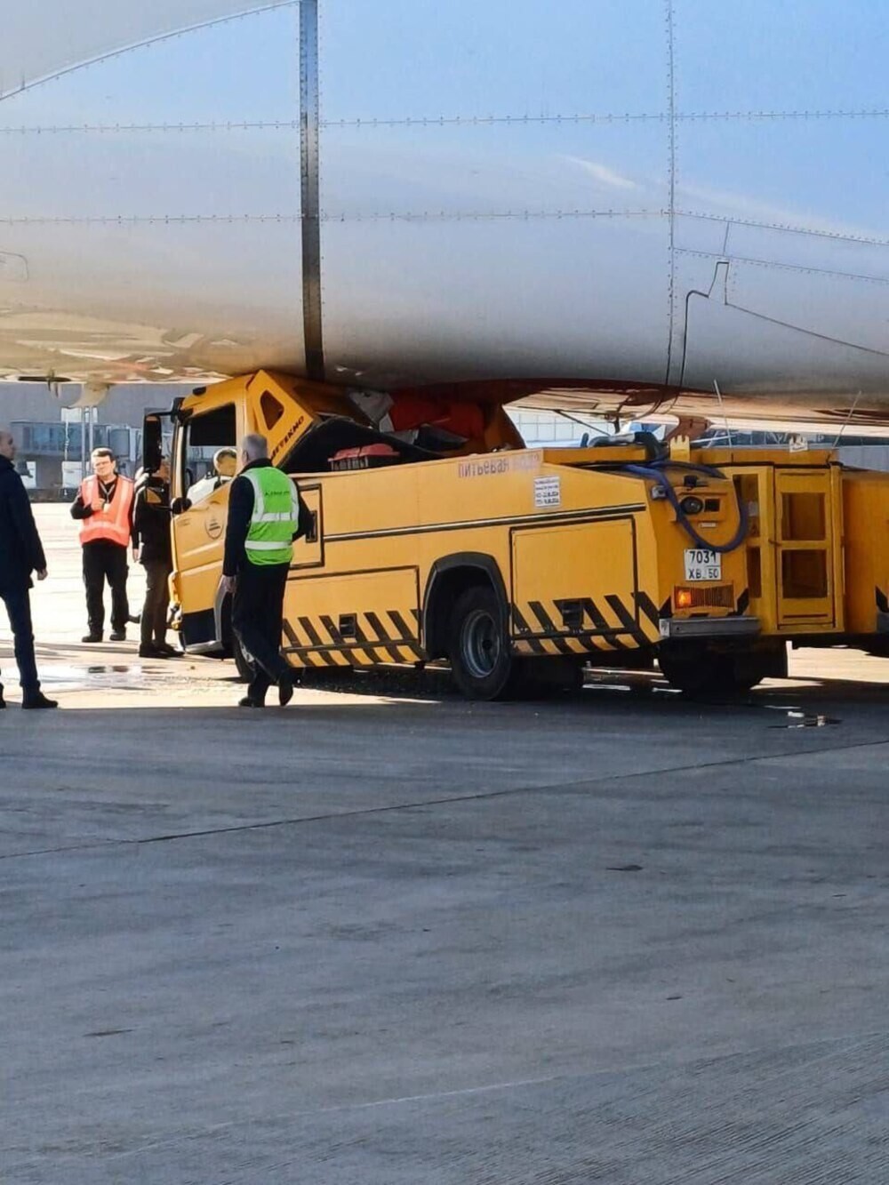 Аэропорт Домодедово может заплатить до миллиарда рублей компенсации из-за водовоза, протаранившего самолёт из ОАЭ