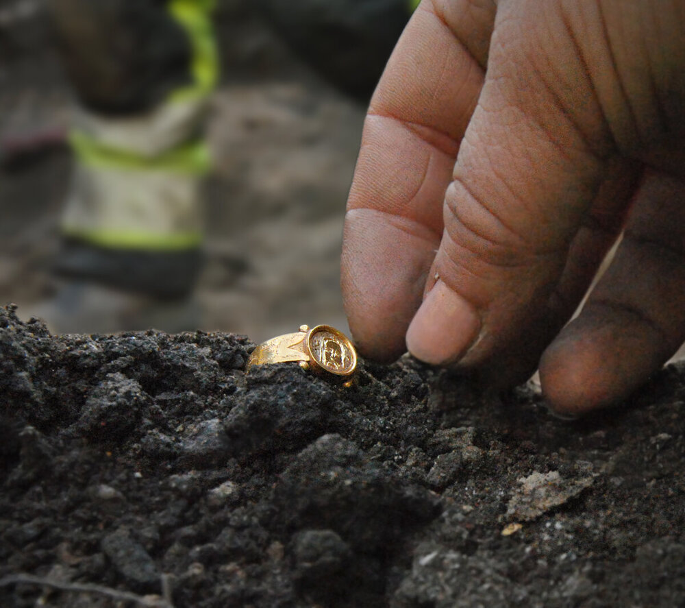 Во время раскопок в  старой части города  археологи обнаружили золотой перстень с ликом Христа