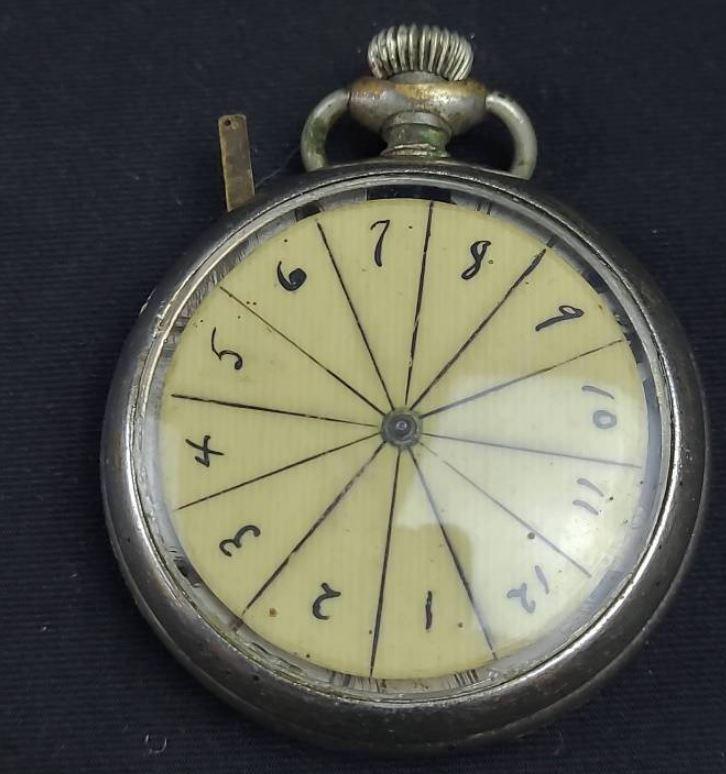 Странные карманные часы с рычагом и нетипичным циферблатом