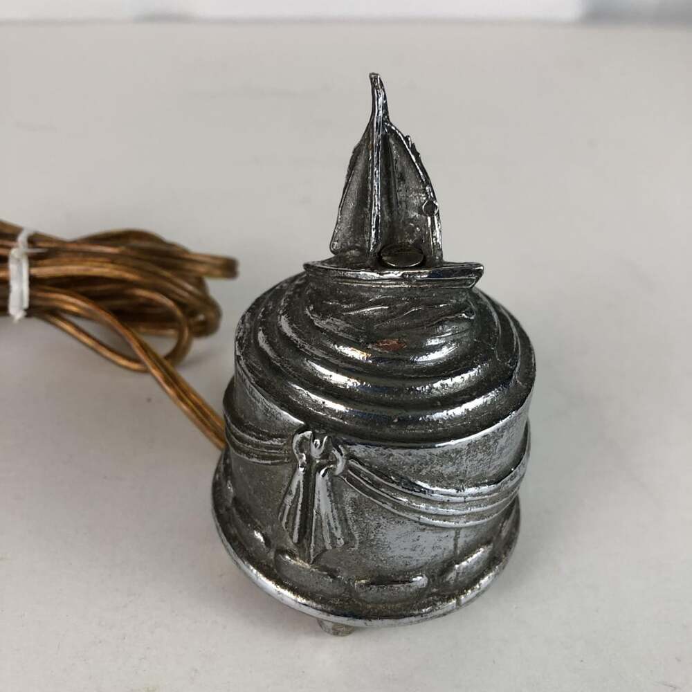 Небольшой  металлический декоративный предмет, который сильно нагревается при подключении к сети