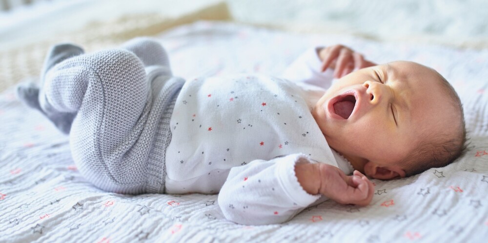 25. Новорожденные дети плачут без слёз. Они появляются у них лишь на  4-13 неделях жизни, когда начинает полноценно функционировать слёзная железа