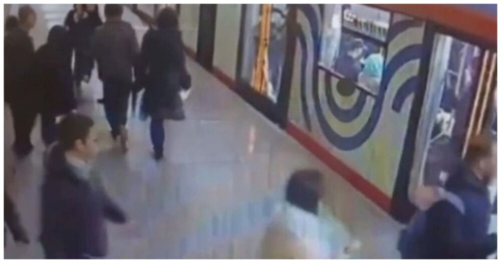В Москве пассажир не успел забежать в вагон метро и от злости повредил дверь