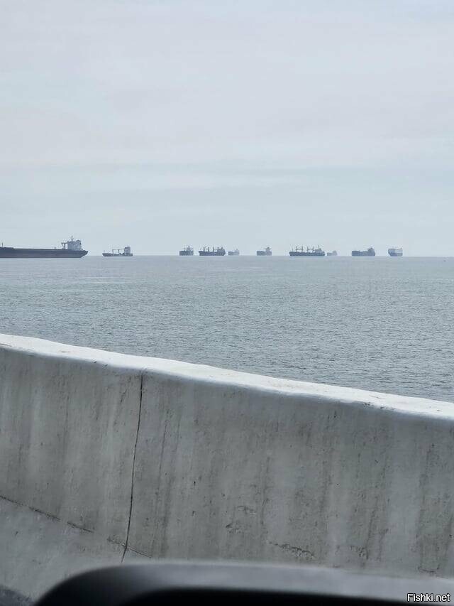 По словам автора фото, "Корабли отходят задним ходом от Балтимора"