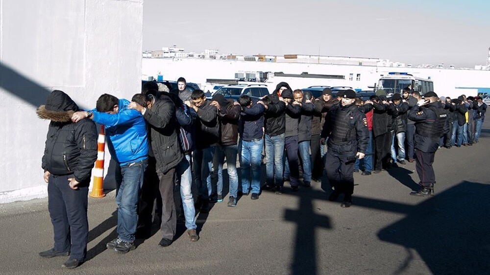 Власти Петербурга за неделю выявили более 400 мигрантов, подлежащих выдворению