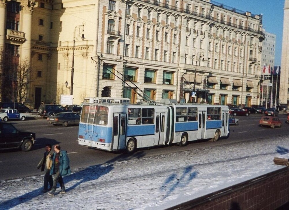 Моховая улица. Москва, 1997 год.
