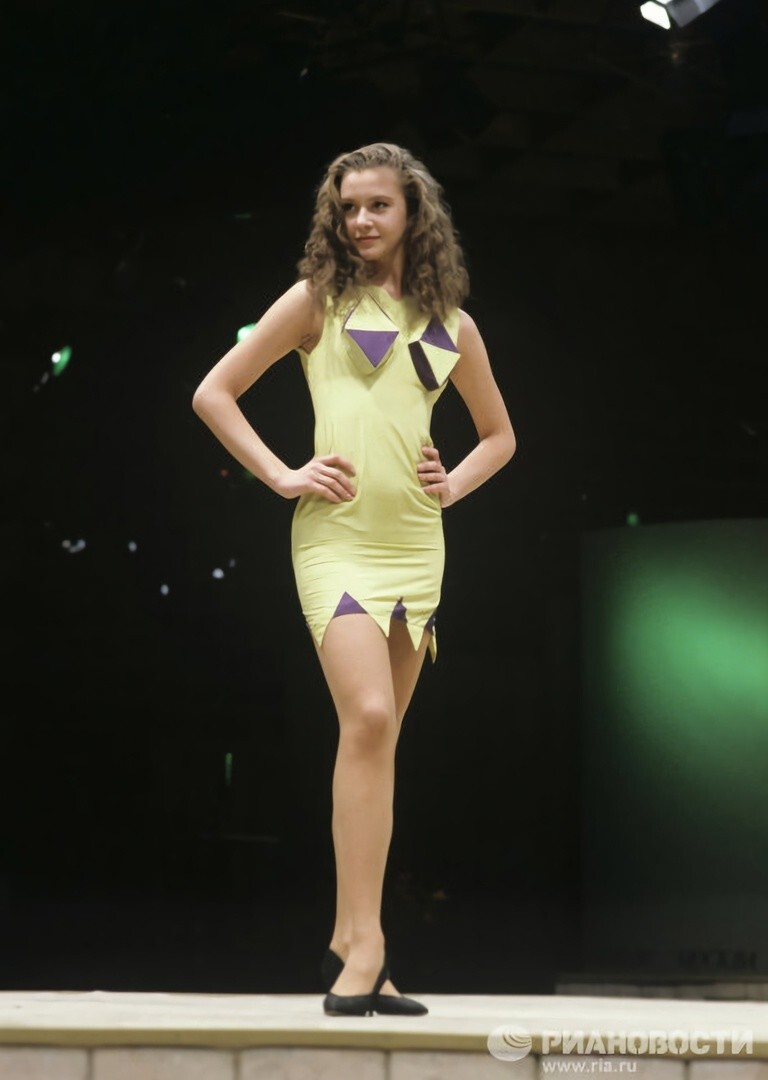 	Манекенщица демонстрирует платье из коллекции модельера Алексея Грекова, 1992 г.