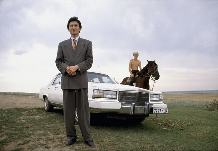 Кирсан Илюмжинов на фоне своего авто, начало 1990-х.