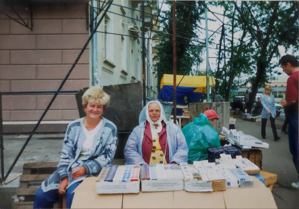 Бабушка торгует сигаретами на улице. Москва, конец 1990-х.