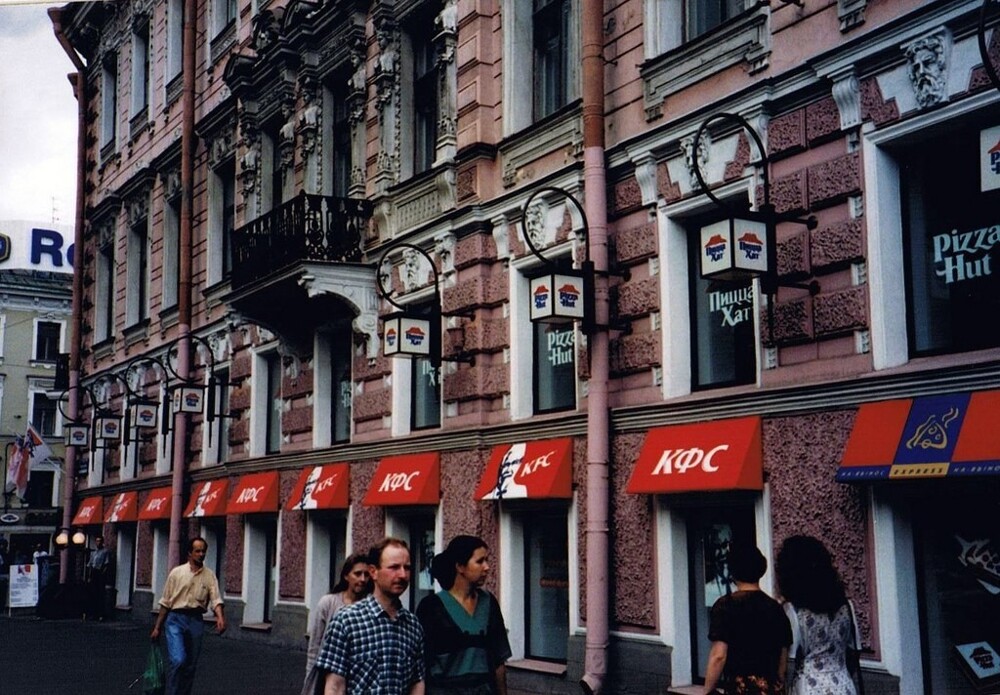 В Петербурге открылся  ресторан быстрого обслуживания Kentuc-ky Fried Chicken (KFC), 1998 год.