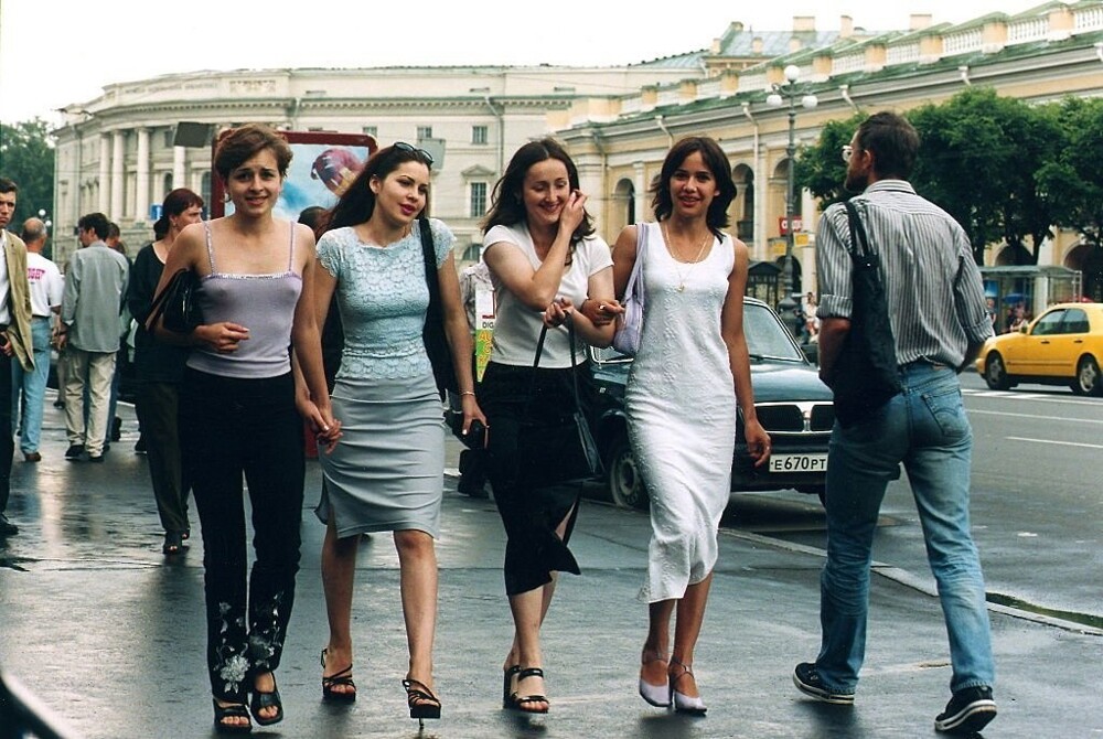 Девушки идут по Невскому пр. Санкт-Петербург, 15 августа 2000 г.
