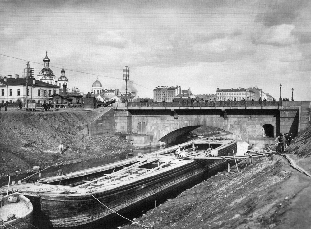 Баржа на Обводном канале. Мост на снимке называется Ново-Каменным и по нему проходит Лиговский проспект.