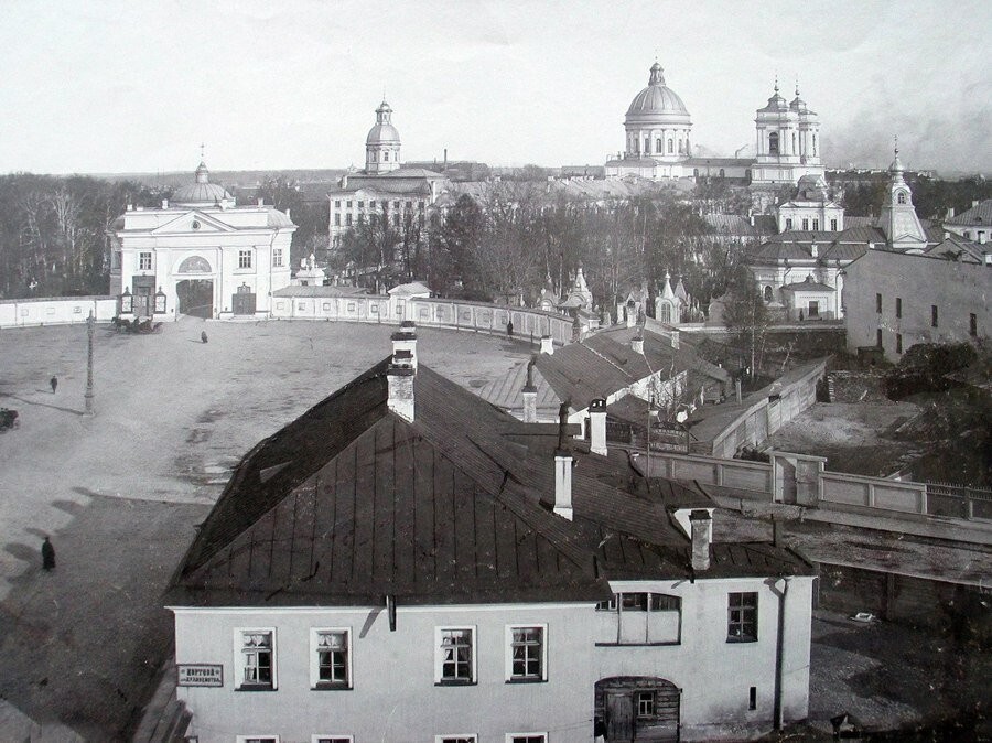 Вид на Александро-Невскую лавру с Невского проспекта.