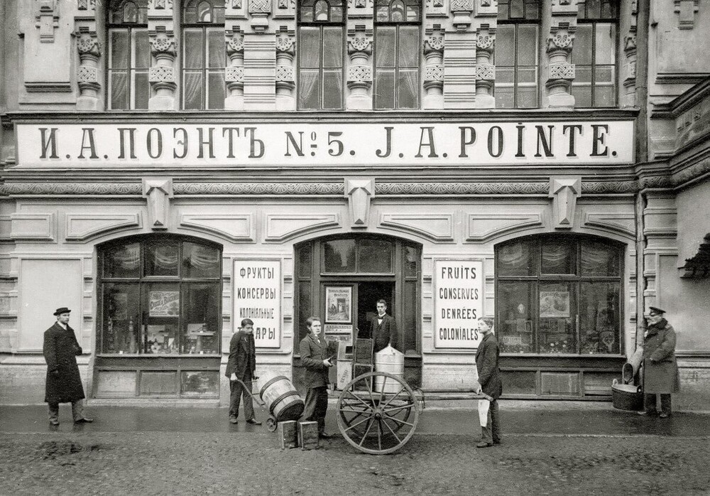 Фруктовый магазин И.А.Поэнта, который располагался в доходном доме Басина на Александринской площади (ныне - площадь Островского). 