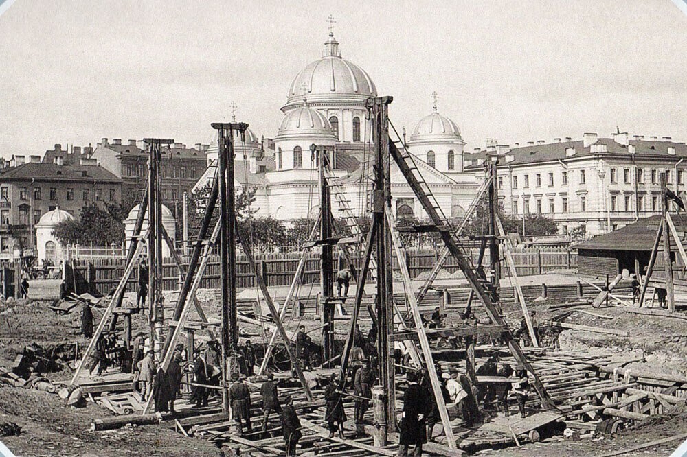Тем временем на Знаменской площади (современная площадь Восстания) вовсю идёт забивка свай для установки памятника Александру Третьему.