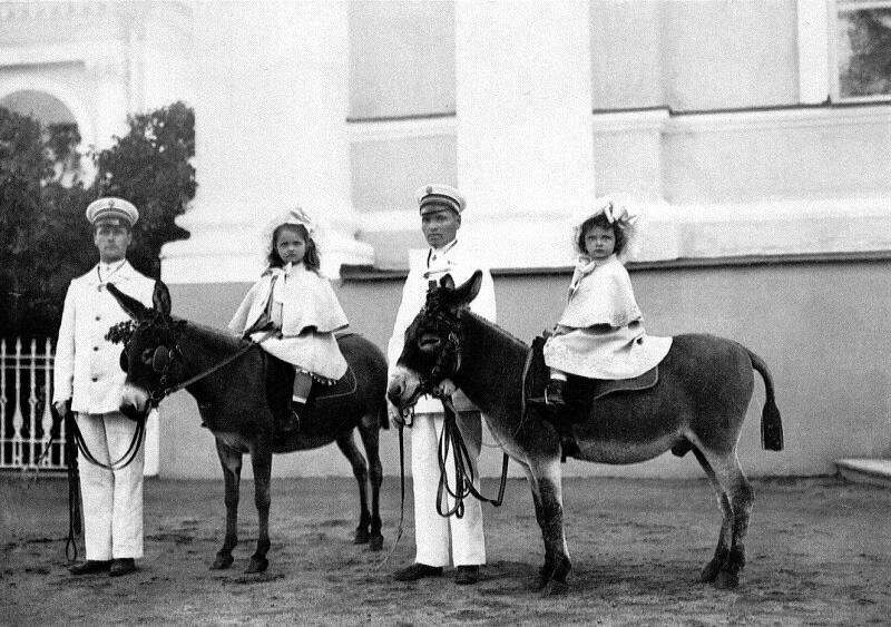 Великие княжны Ольга и Татьяна катаются на осликах возле Александровского дворца.