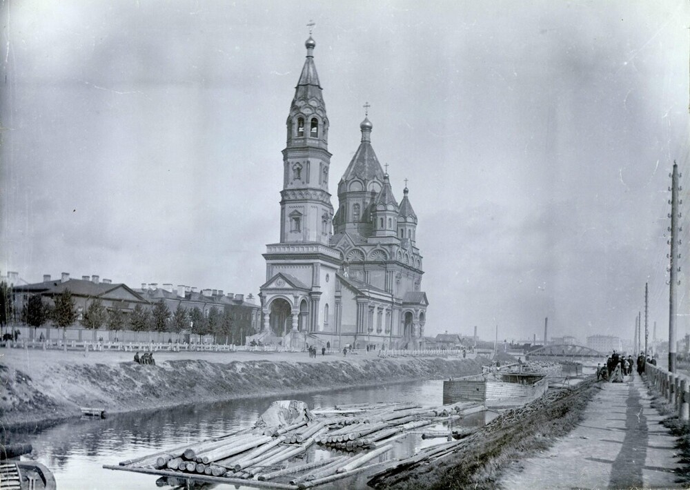 Вид на церковь Святого Мирона лейб-гвардии Егерского полка на Обводном канале. Взорвана в 1934 году.