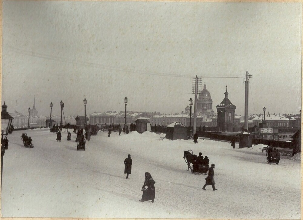 У Николаевского (ныне - Благовещенский) моста.