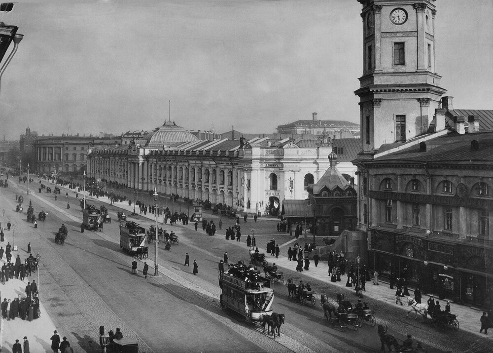 Великолепный по качеству снимок Невского проспекта и Гостиного двора от маэстро Карла Буллы.