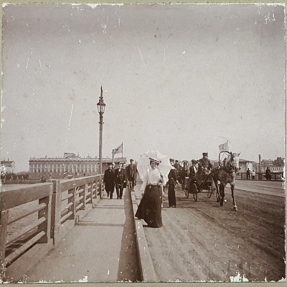 До открытия моста (который сдадут в 1903) горожане пользовались наплывным плашкоутным мостом, который также именовался Троицким.