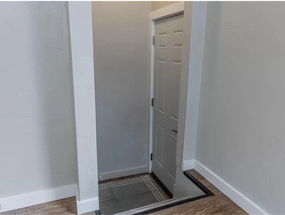 Зачем здесь дверь посреди комнаты?