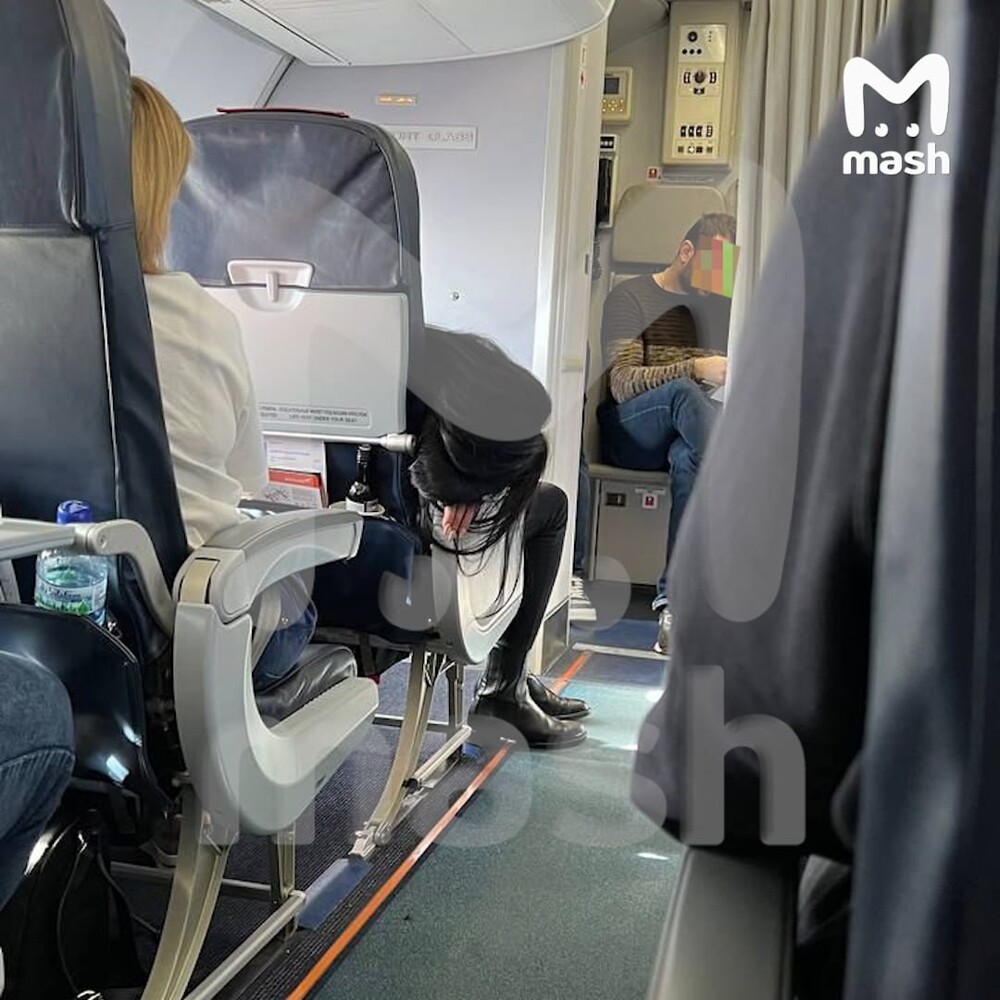Женщина решила порадовать пассажиров рейса Тбилиси-Москва стриптизом, но его не оценили