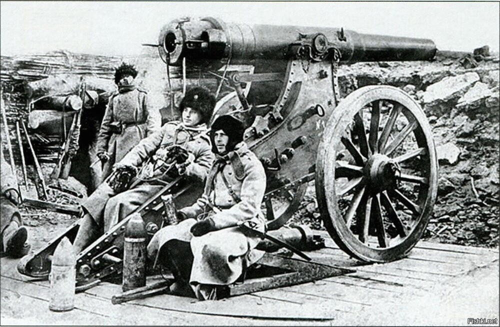 Артиллеристы у шестидюймового корпусного орудия образца 1877 года