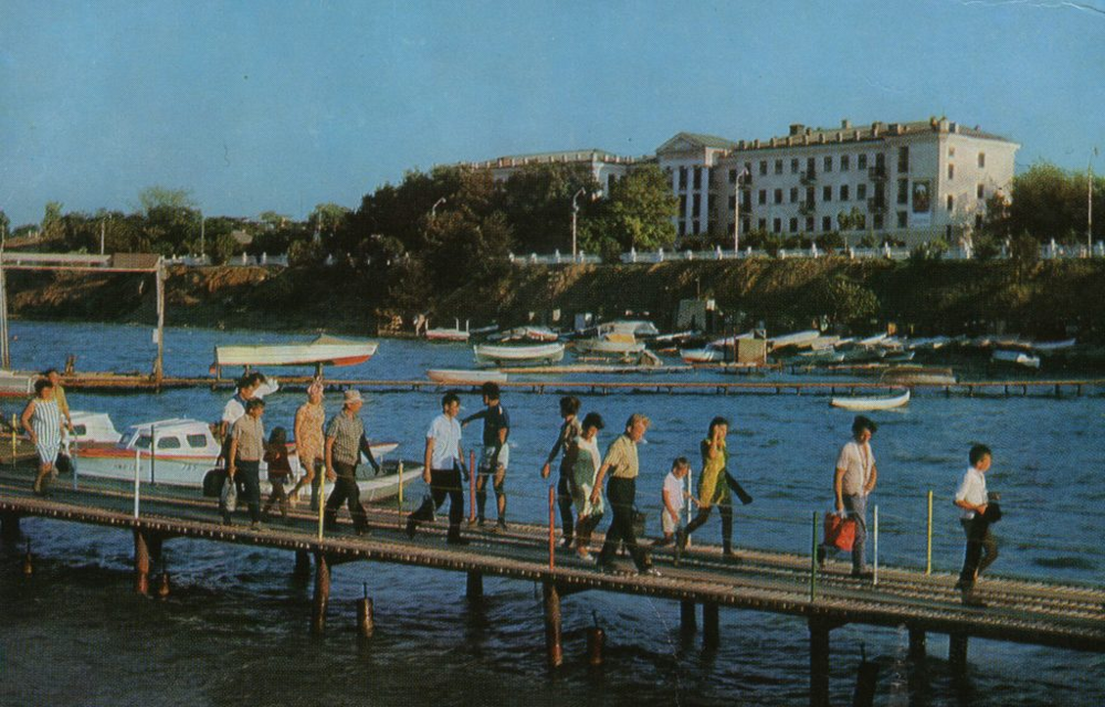 Анапа, Краснодарский край. Пристань в порту, на заднем плане – центральная гостиница города.