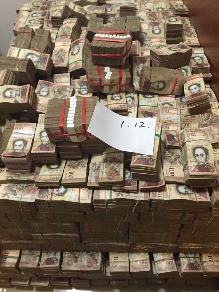 Сколько килограммов денег в Венесуэле нужно привезти в автосалон для покупки нового автомобиля