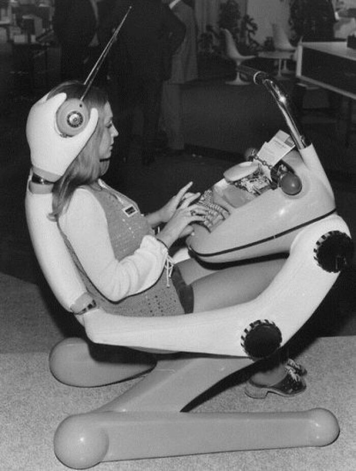 27. Футуристическое кресло с пишущей машинкой, наушниками и подсветкой. Париж, 1972 год