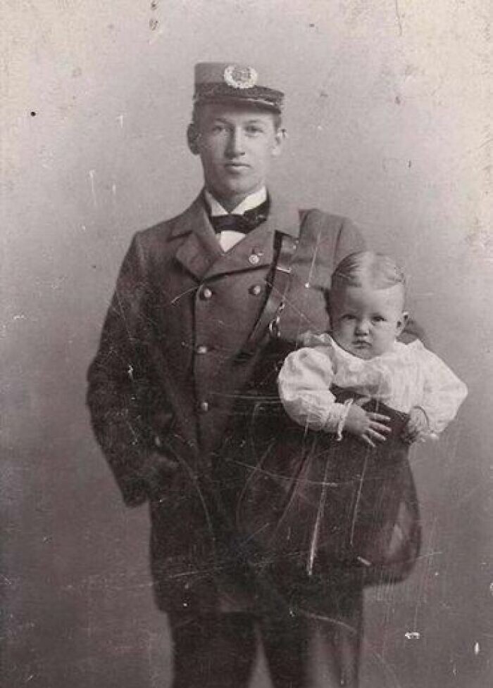 20. Почтальон с ребёнком в почтовой сумке, 1913 год. Тогда было законно отправлять детей через почтовую службу США