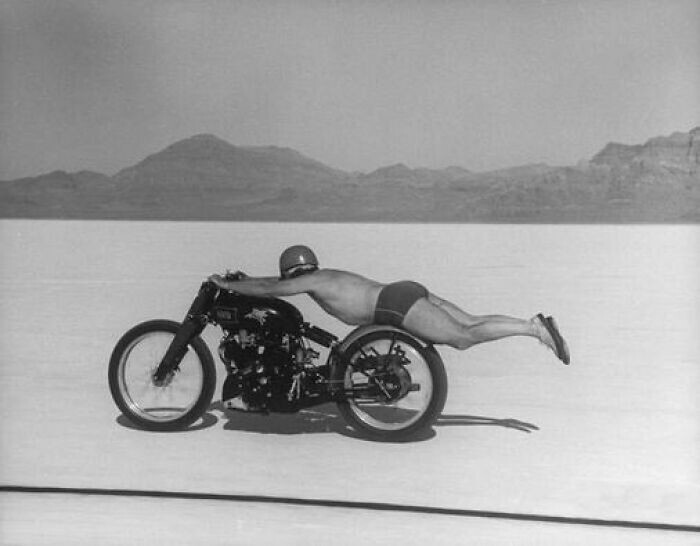22. Мотогонщик Роланд Фри лежит на своём мотоцикле на солончаках Бонневиль, США. Тогда он побил мировой рекорд скорости. 13 сентября 1948 года