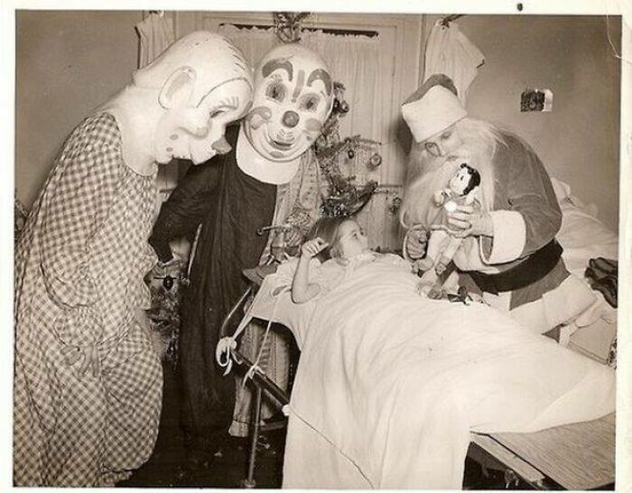 23. Санта Клаус и два клоуна навещают детей в больнице. 1950-е годы