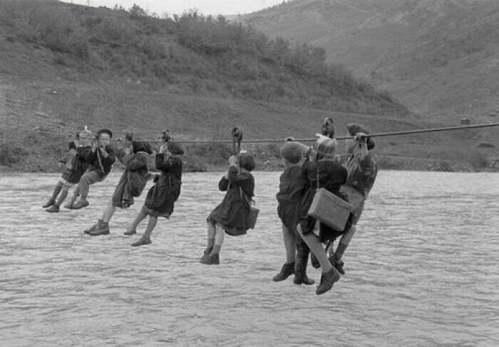5. Дети добираются в школу через реку в окрестностях Модены, Италия, 1959 год