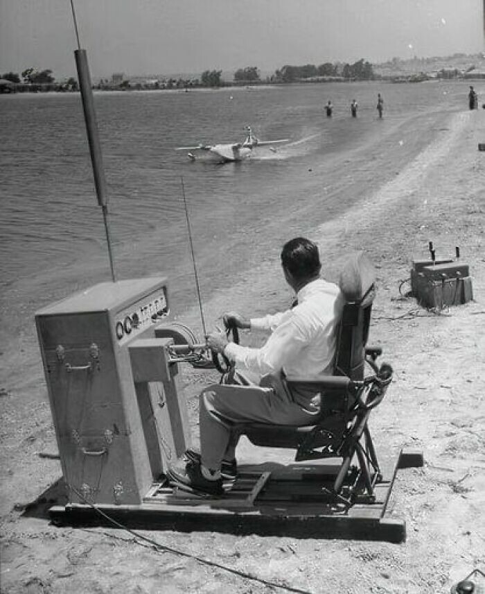 16. Инженер Говард Хьюз испытывает радиоуправляемую модель самолета Spruce Goose в Калифорнии, 1947 год