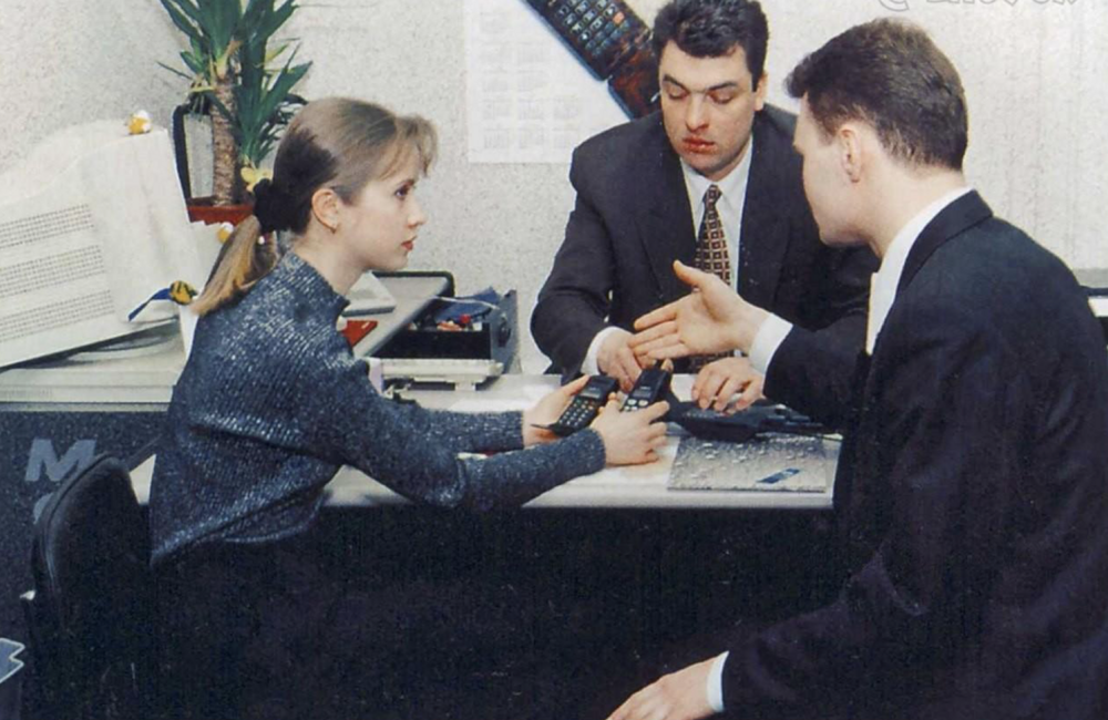 12. Девушка выбирает телефон в подарок на 8 марта в офисе продаж сотового оператора, 1997 год